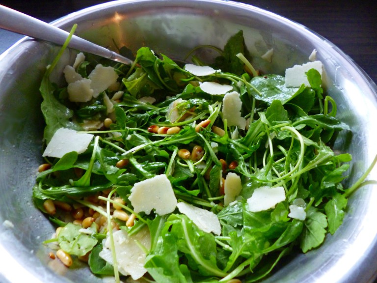 Rucola mit Honig-Dressing, Pinienkernen und Parmesan – leicht-essen.de